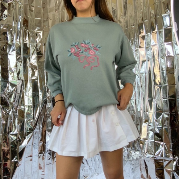 Green and pink embroidered grandma pullover sweatshirt - Picture 3 of 4